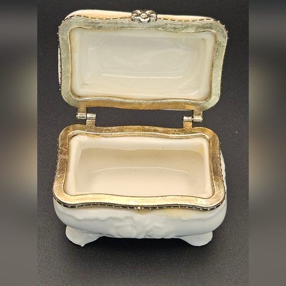 Porcelain Ceramic Floral Trinket Box - Picture 4 of 7